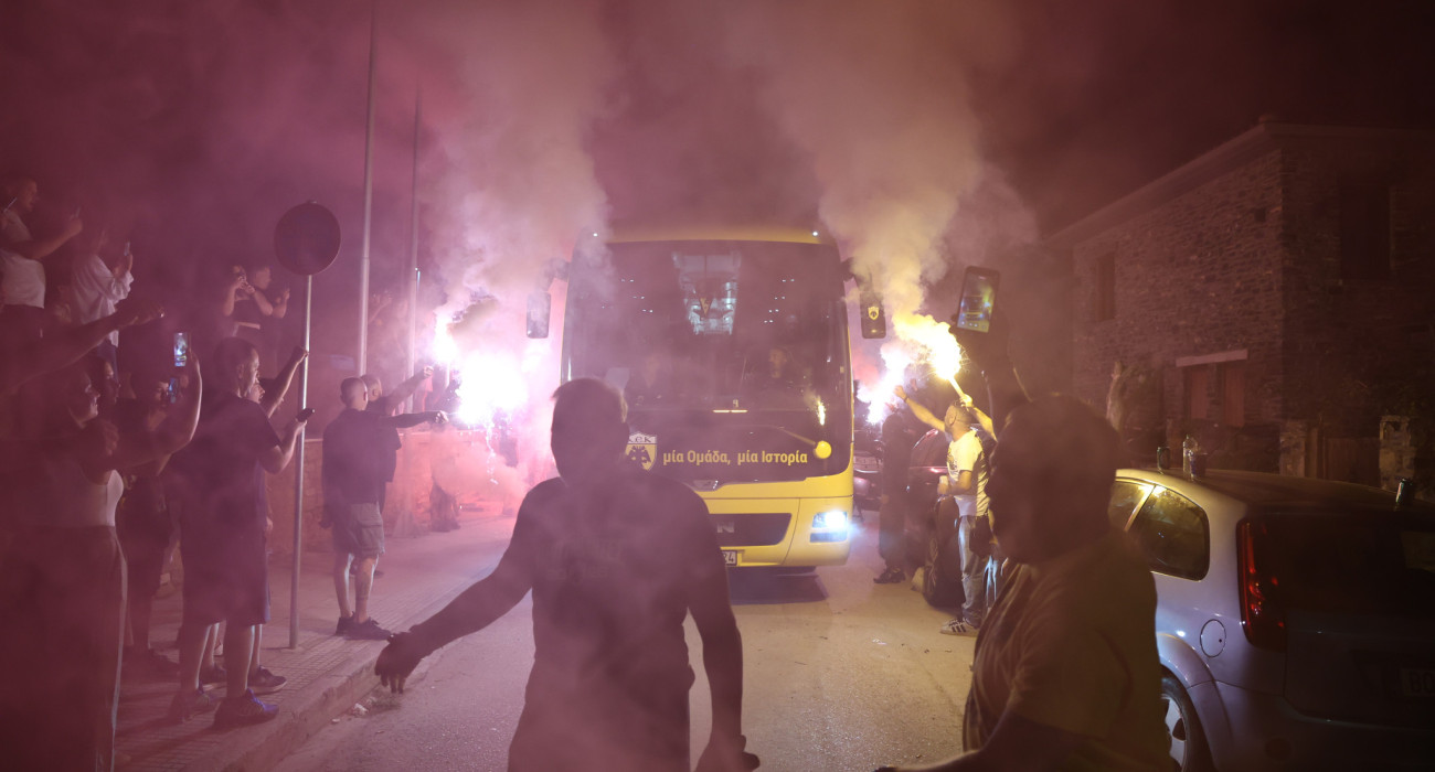 «Χαμός» κατά την άφιξη της ΑΕΚ στον Βόλο / Πηγή: InTime