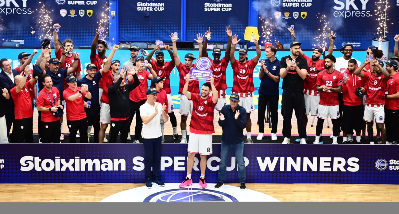 Η απονομή του τροπαίου του Stoiximan Super Cup στον Ολυμπιακό (video)
