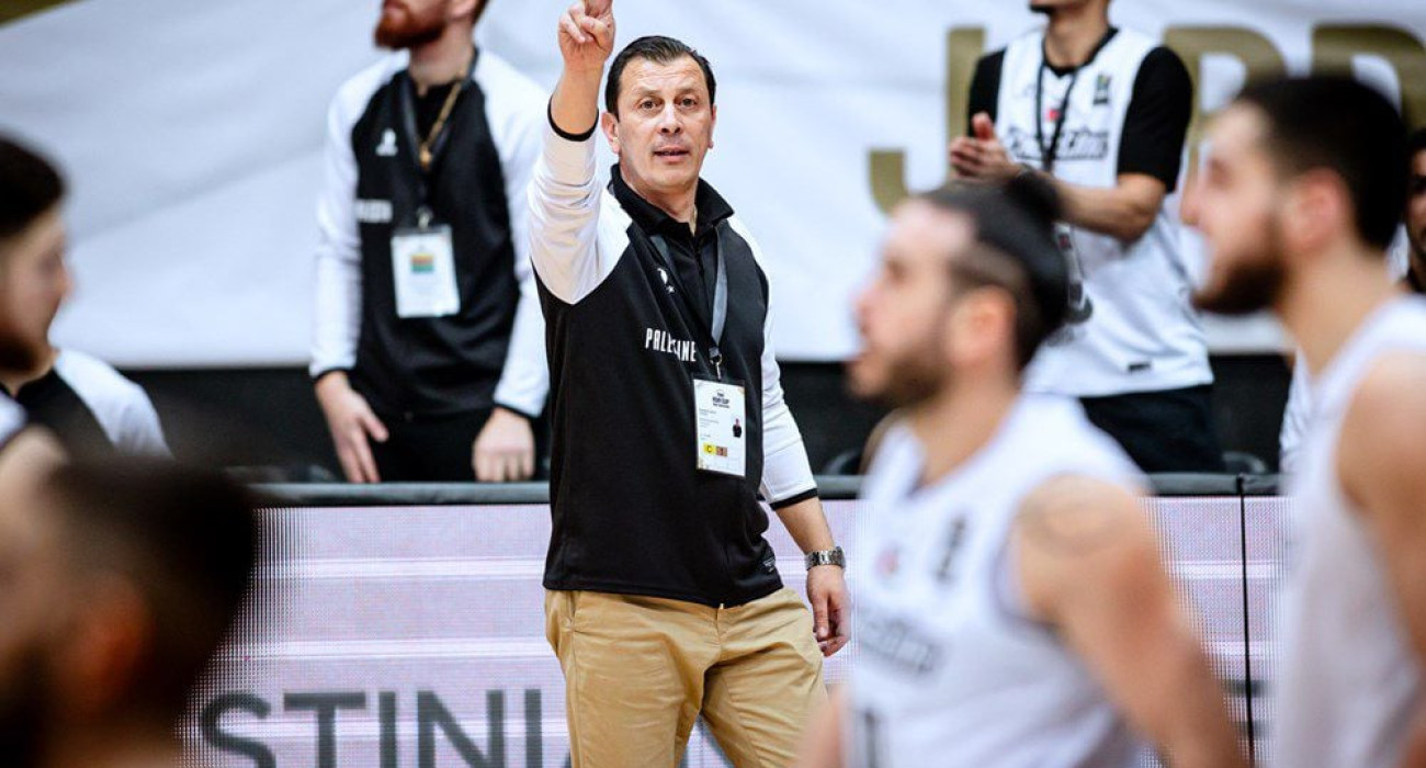 Ο Γιάννης Διαμαντάκος στον πάγκο της Εθνικής Παλαιστίνης / Πηγή: FIBA