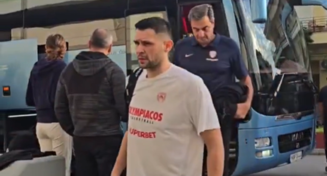 Η άφιξη της αποστολής του Ολυμπιακού για τον μεγάλο τελικό εναντίον του ΠΑΟΚ (video)