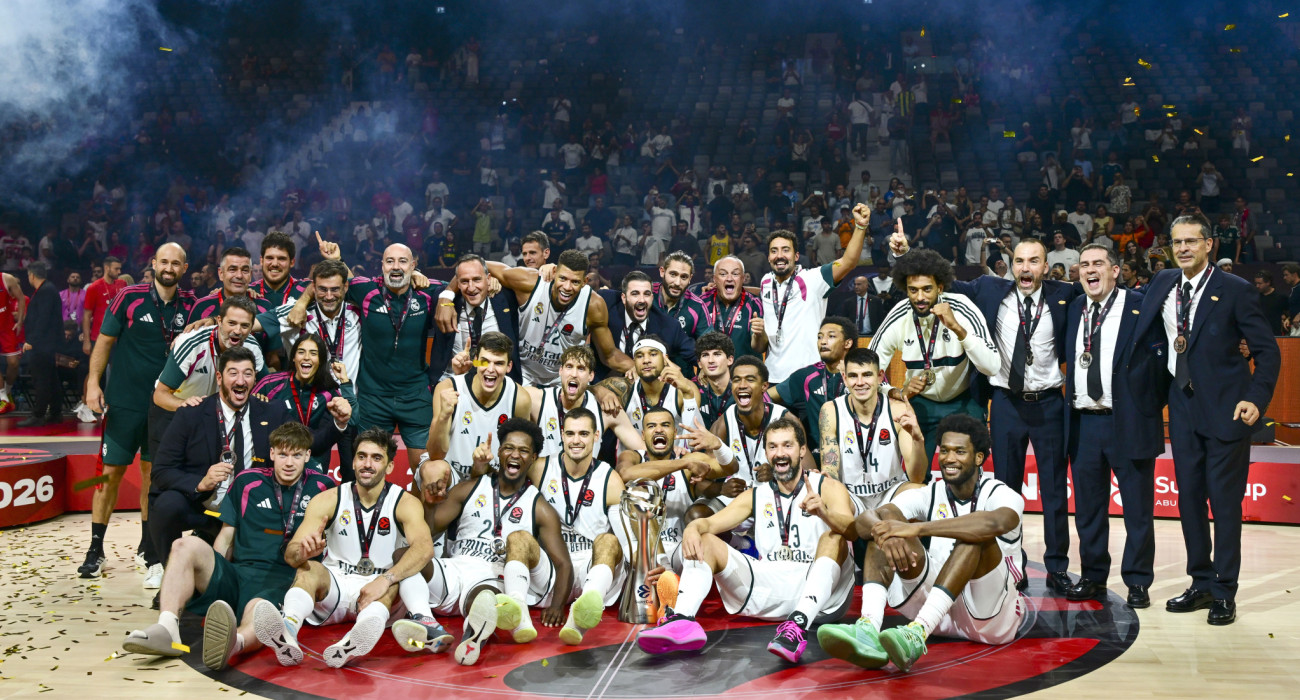 Η Ρεάλ Μαδρίτης με το τρόπαιο του Super Cup 2026 / Πηγή: Intime