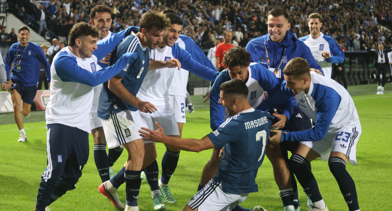 Οι διεθνείς πανηγυρίζουν το 2-0 από τον Γιώργο Μασούρα / Πηγή: Intime