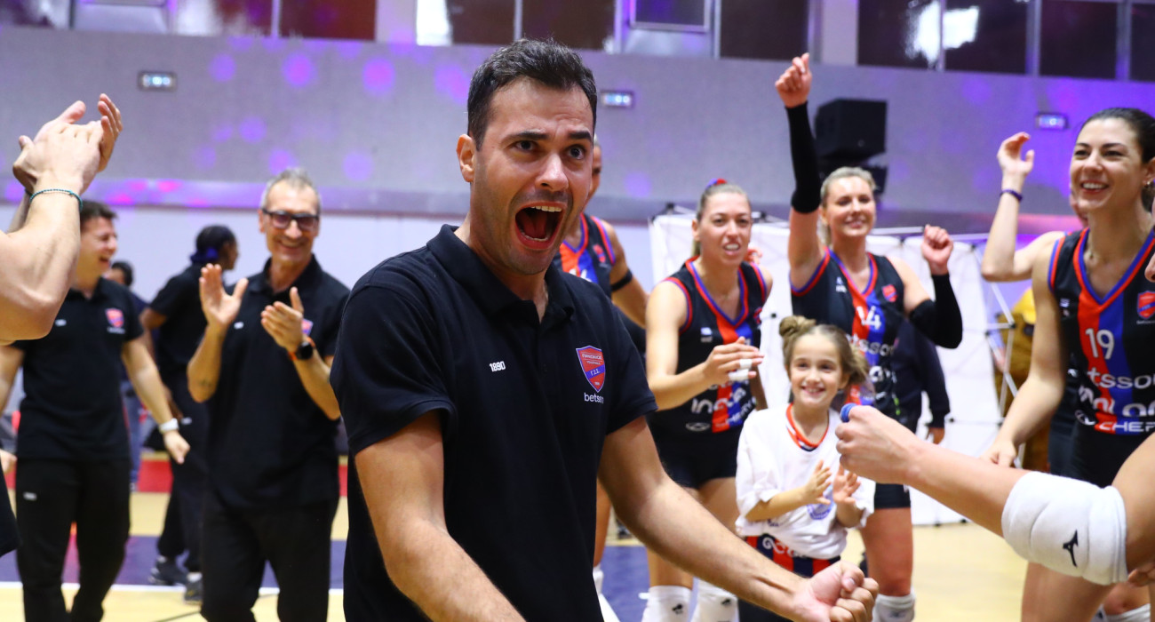 Ο προπονητής του Πανιωνίου, Γιούνους Οτσάλ  πανηγυρίζει στον τελικό του Πανιωνίου με τον Παναθηναϊκό στο Super Cup | Πηγή: Intime
