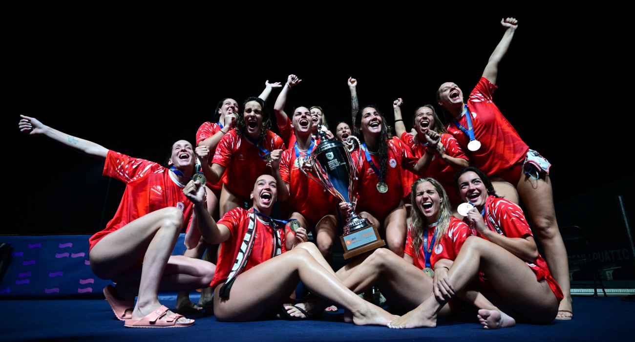 Η ομάδα πόλο του Ολυμπιακού με το τρόπαιο του Champions League / Πηγή: Eurokinissi
