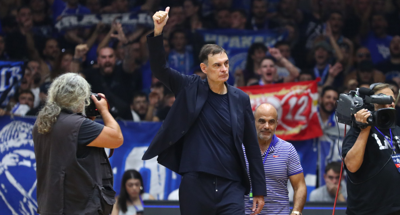 O Γιώργος Μπαρτζώκας κάνει thumbs up στην κερκίδα / Eurokinissi