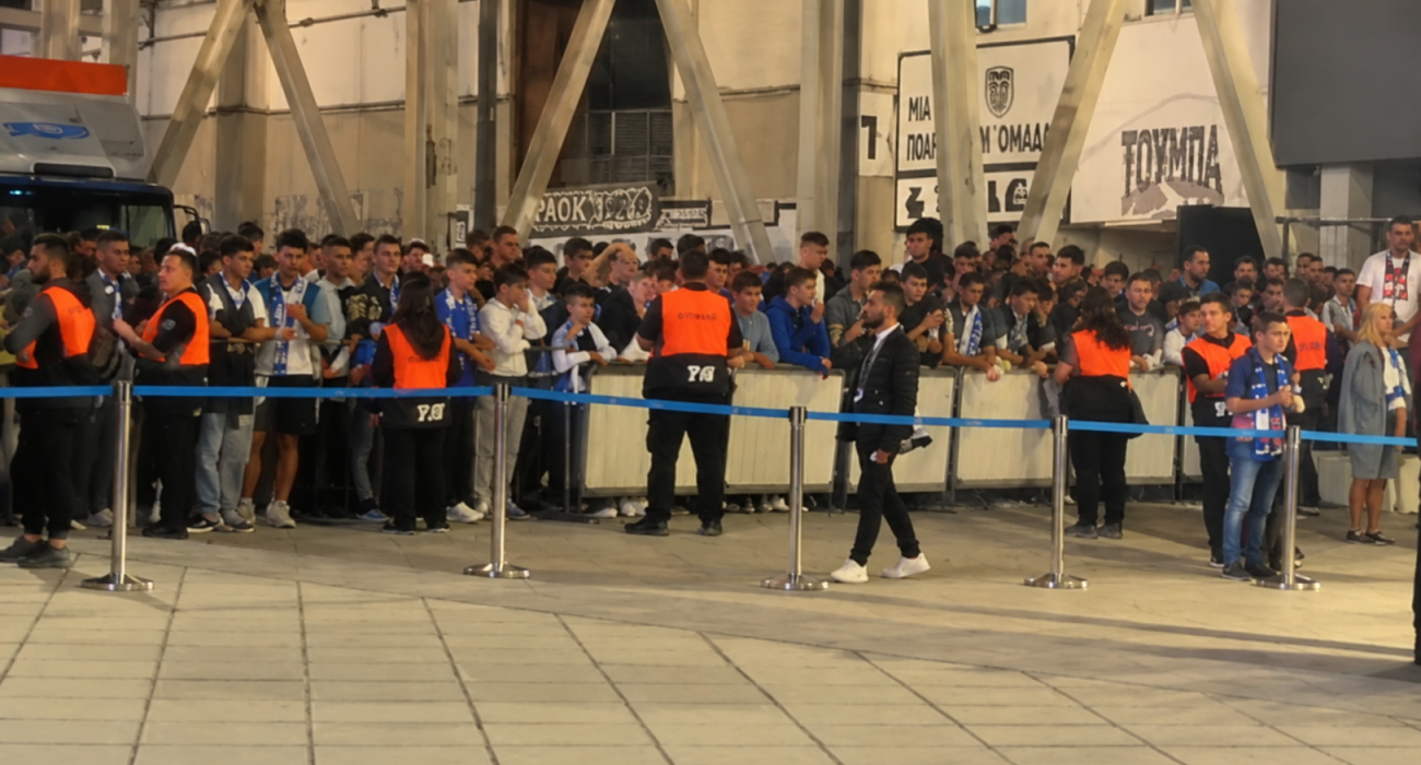 Κόσμος περιμένει την αποστολη της Εθνικής Ελλάδας στην Τούμπα / Screenshot