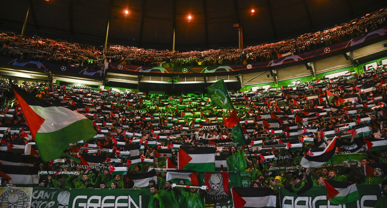 H «πράσινη ταξιαρχεία» (Green Brigande) των οπαδών της Σέλτικς κρατούν πάντα σημαίες της Παλαιστίνης και στηρίζουν τα αδέλφια του στην Λατζί Σέλτικ / Πηγή: Rob Casey / SNS Group via Getty Images