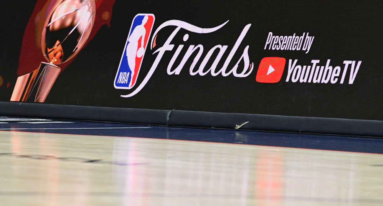 Το λογότυπο του Youtube εμφανίζεται συχνά στο NBA, αλλά η απλή χορηγία βρίσκεται σε στάδιο εξέλιξης - Πηγή: Erica Denhoff / Getty Images