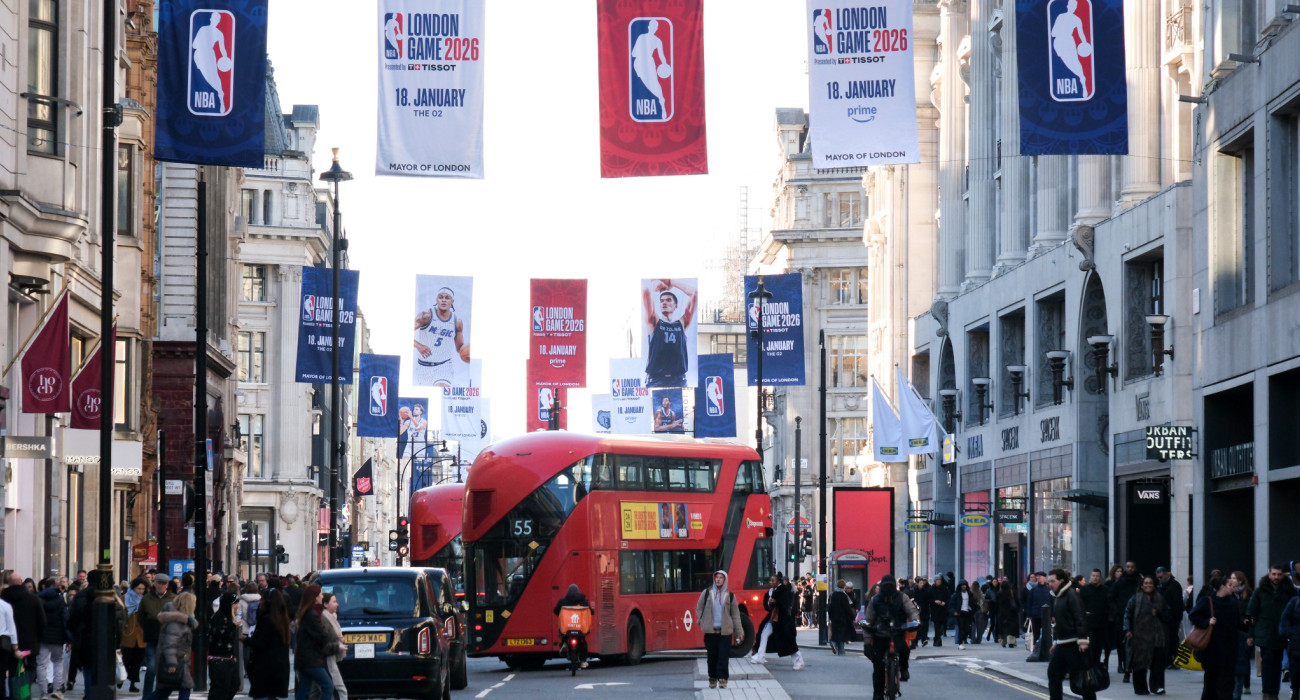 Πανό του NBA στην Oxford Street για τον αγώνα του «μαγικού πλανήτη» στο Λονδίνο το 2026 - Πηγή: Matthew Chattle / Future Publishing via Getty Images