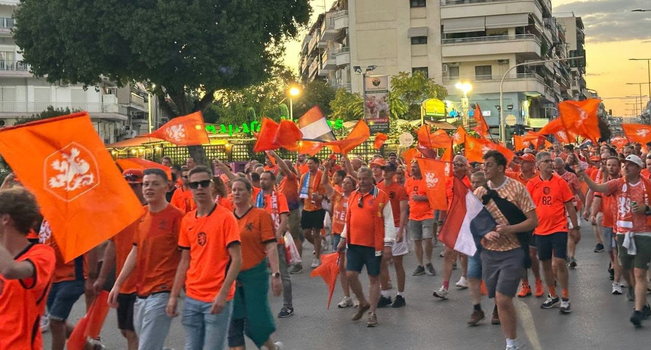 Η εντυπωσιακή «παρέλαση» των Ολλανδών στη Θεσσαλονίκη πριν το ματς με την Εθνική (video)