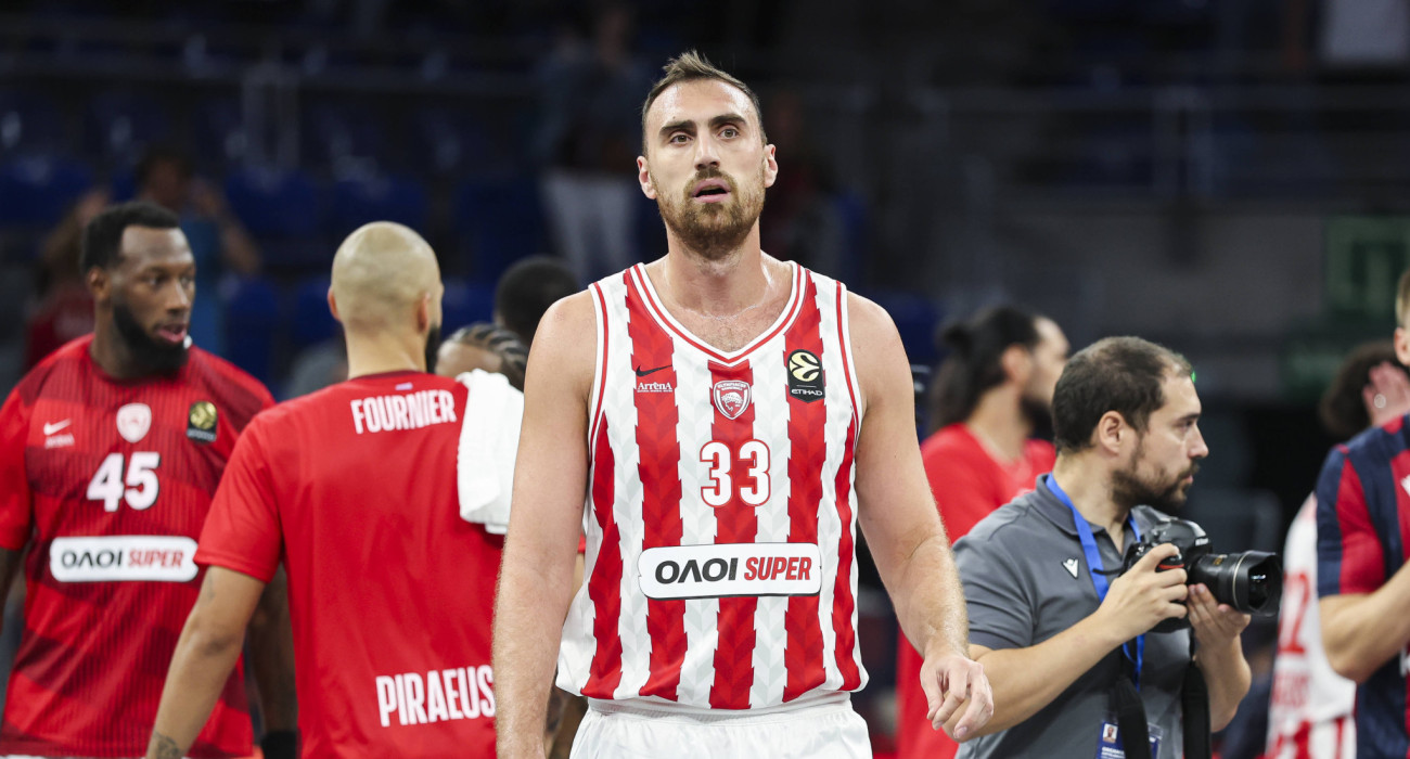 Ο Νίκολα Μιλουτίνοφ με τη φανέλα του Ολυμπιακού / πηγή: IMAGO