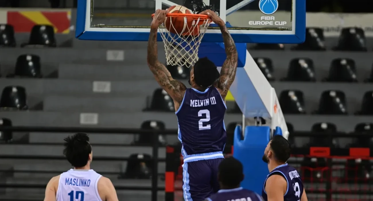 Ο Κλίβελαντ Μέλβιν καρφώνει, Πηγή: FIBA