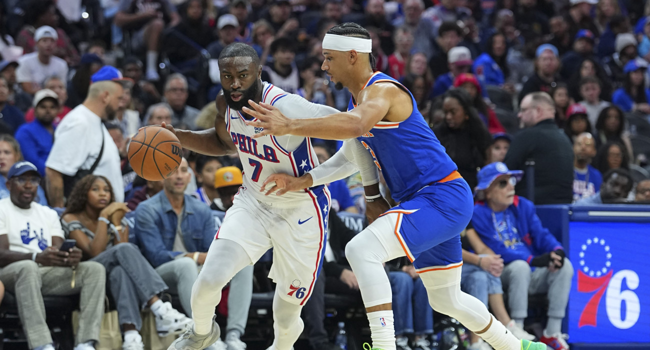 O Jaylen Brown και ο Josh Hart/getty