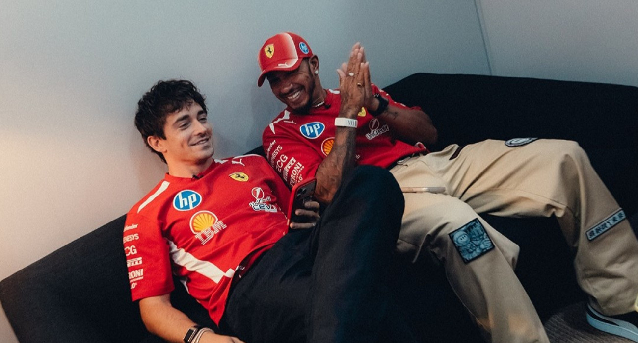 Ο Λεκλέρ διασκεδάζει μαζί με τον Χάμιλτον/ @scuderiaferrari