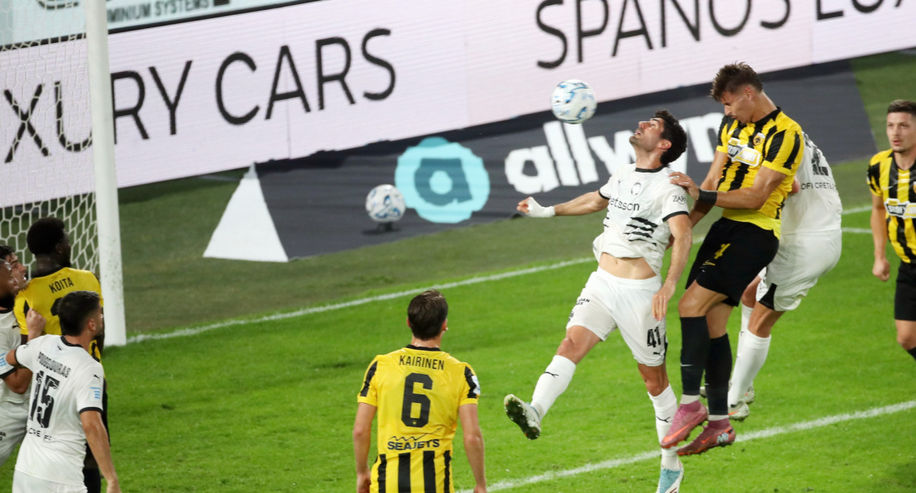 Ο Φιλίπε Ρέλβας πηδάει ψηλά για το 1-0 της ΑΕΚ /Πηγή: Intime