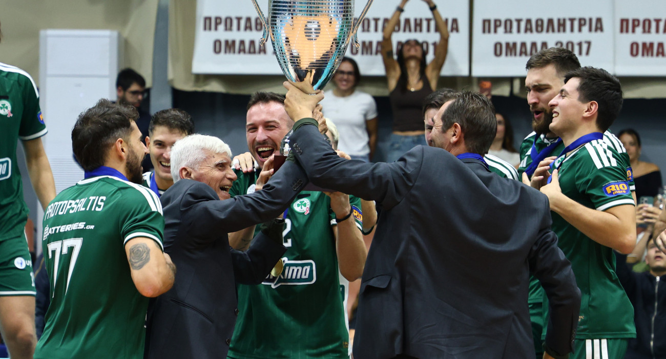 Ο Ρούλης Αγραπιδάκης και ο Δημήτρης Ανδρεόπουλος σηκώνουν μαζί με τους παίκτες του Παναθηναϊκού το Super Cup | Πηγή: Intime