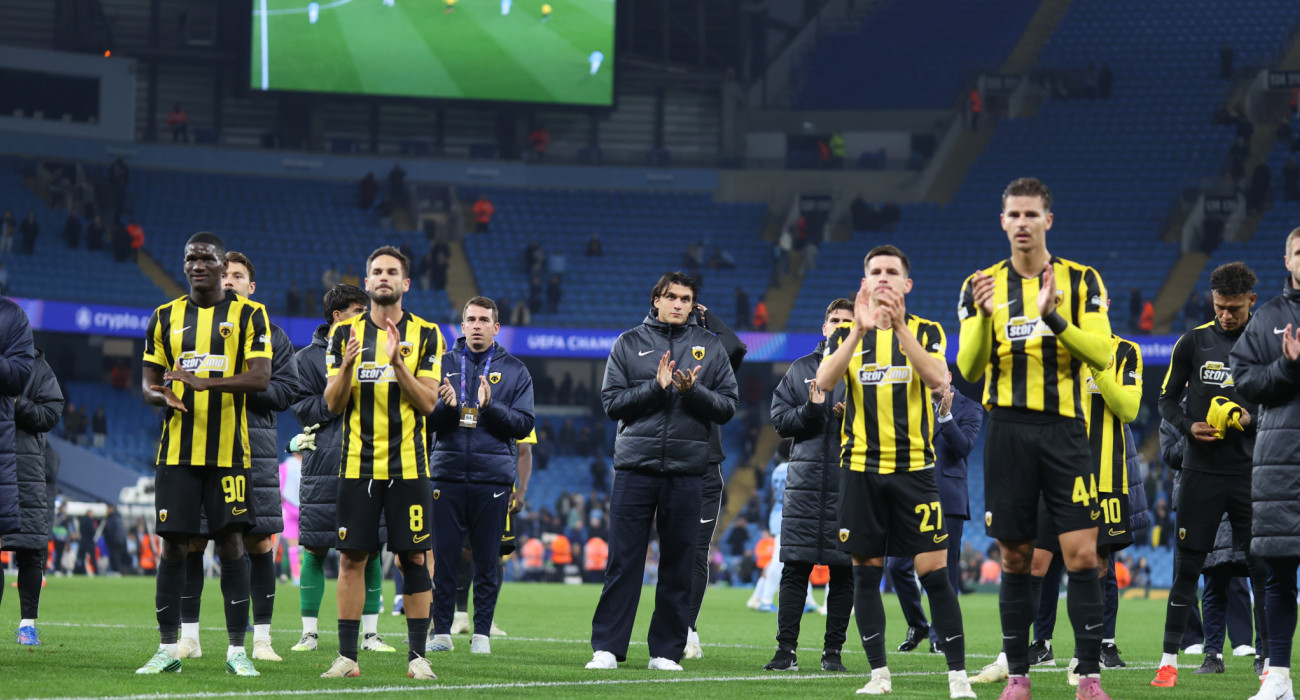 Οι παίκτες της ΑΕΚ χειροκρότησαν τους φιλάθλους μετά την ήττα από τη Σίτι / Πηγή: Intime