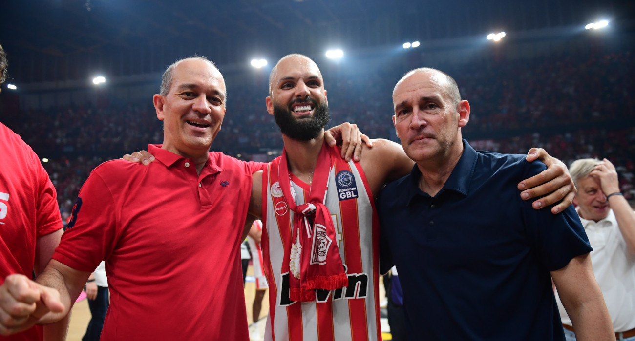 Ο Εβάν Φουρνιέ με τους Παναγιώτη και Γιώργο Αγγελόπουλος / πηγή: eurokinissi