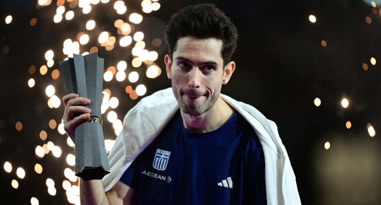 Ο Μίλτος Τεντόγλου με το τρόπαιο του Ultimate Championship | Πηγή: Eurokinissi