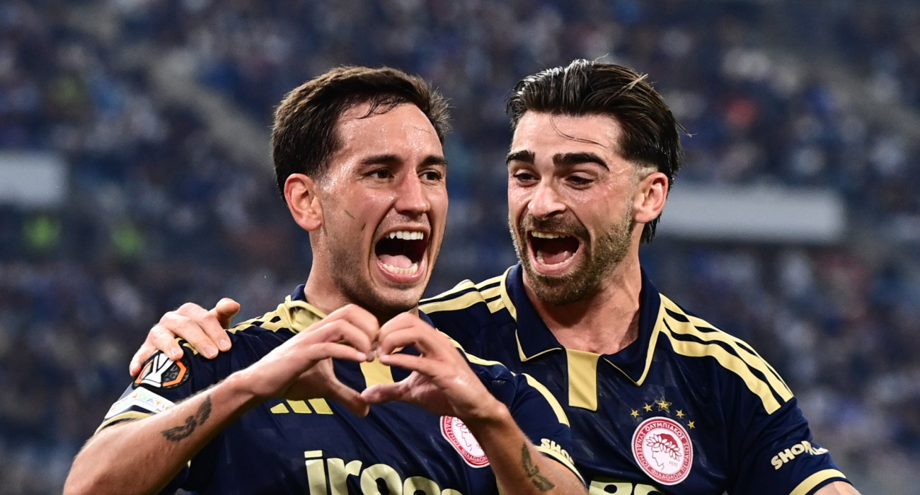 Ο Έσε με τον Ζότα πανηγυρίζουν το 1-0 του Ολυμπιακού κόντρα στη Μαρσέιγ/Eurokinissi