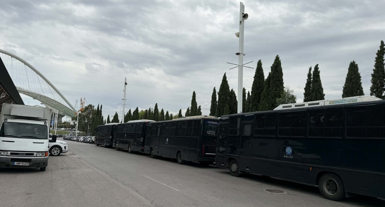 Τέσσερις κλούβες στη σειρά έξω από το γήπεδο του Παναθηναϊκού