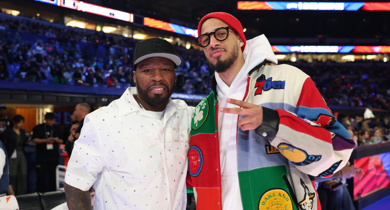 Ο 50 Cent με τον Ταϊρίς Χαλιμπάρτον σε μία κοινή φωτογραφίας του κατά τη διάρκεια του NBA All-Star Weekend 2024 - Πηγή: Brandon Todd/NBAE via Getty Images