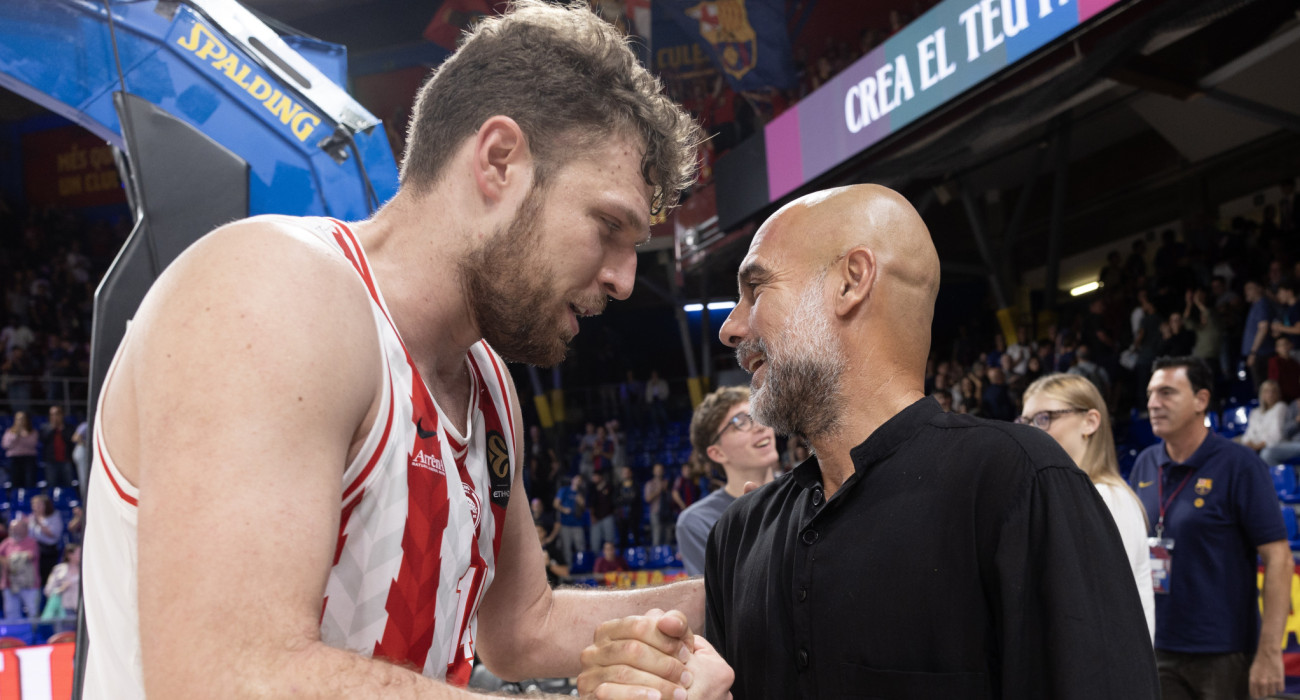 Ο Βεζένκοφ με τον Γκουαρδιόλα/  (Photo by Rodolfo Molina/Euroleague Basketball via Getty Images)