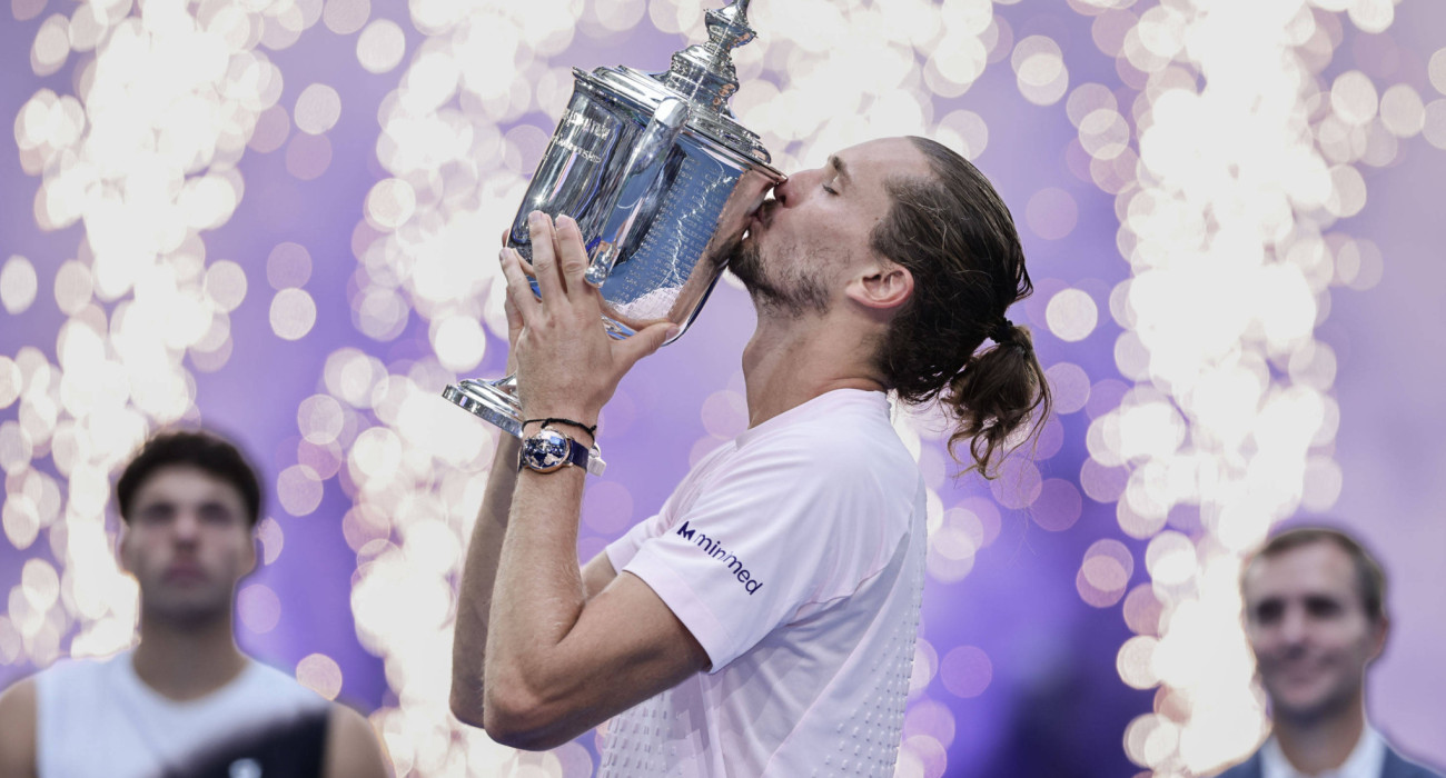 Ο Αλεξάντερ Ζβέρεφ με το τρόπαιο του US Open 2026 | Πηγή: Imago
