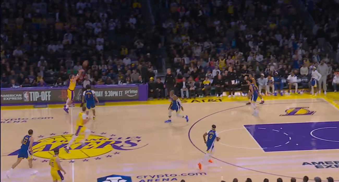 Το buzzer του Ντόντσιτς από το κέντρο / screenshot