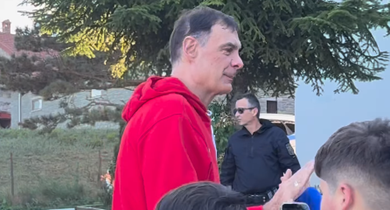 Η πιο όμορφη άφιξη: Δεκάδες παιδιά υποδέχθηκαν την αποστολή του Ολυμπιακού στο Μέτσοβο (video)