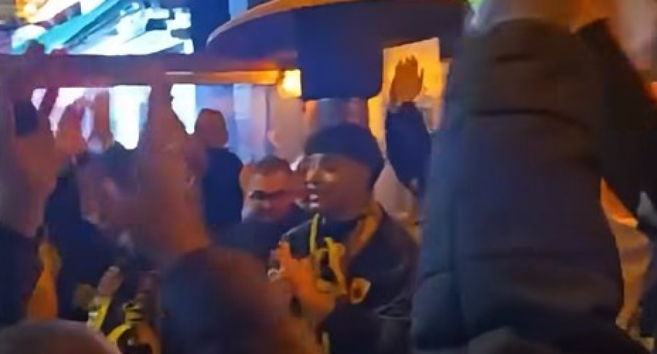 Το Λονδίνο στα κιτρινόμαυρα: Οι οπαδοί της ΑΕΚ έστησαν πάρτι σε παμπ πριν από τη Σαχτάρ (video)