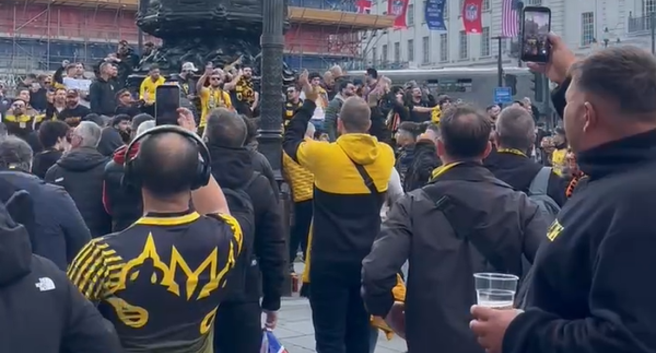 «Κιτρινόμαυρο» το Piccadilly από τον κόσμο της ΑΕΚ - Δείτε το video του Athletiko