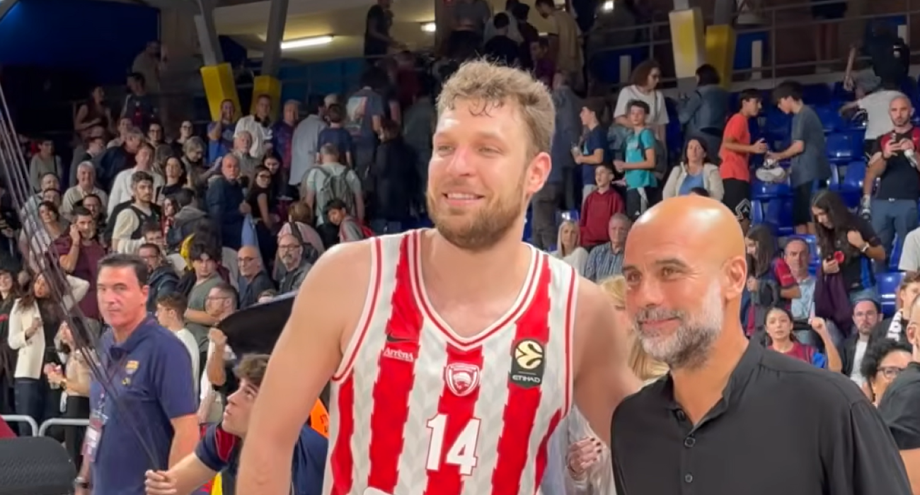 Η στιγμή που ο Σάσα Βεζένκοφ ζητάει φωτογραφία από τον Πεπ Γκουαρδιόλα (video)