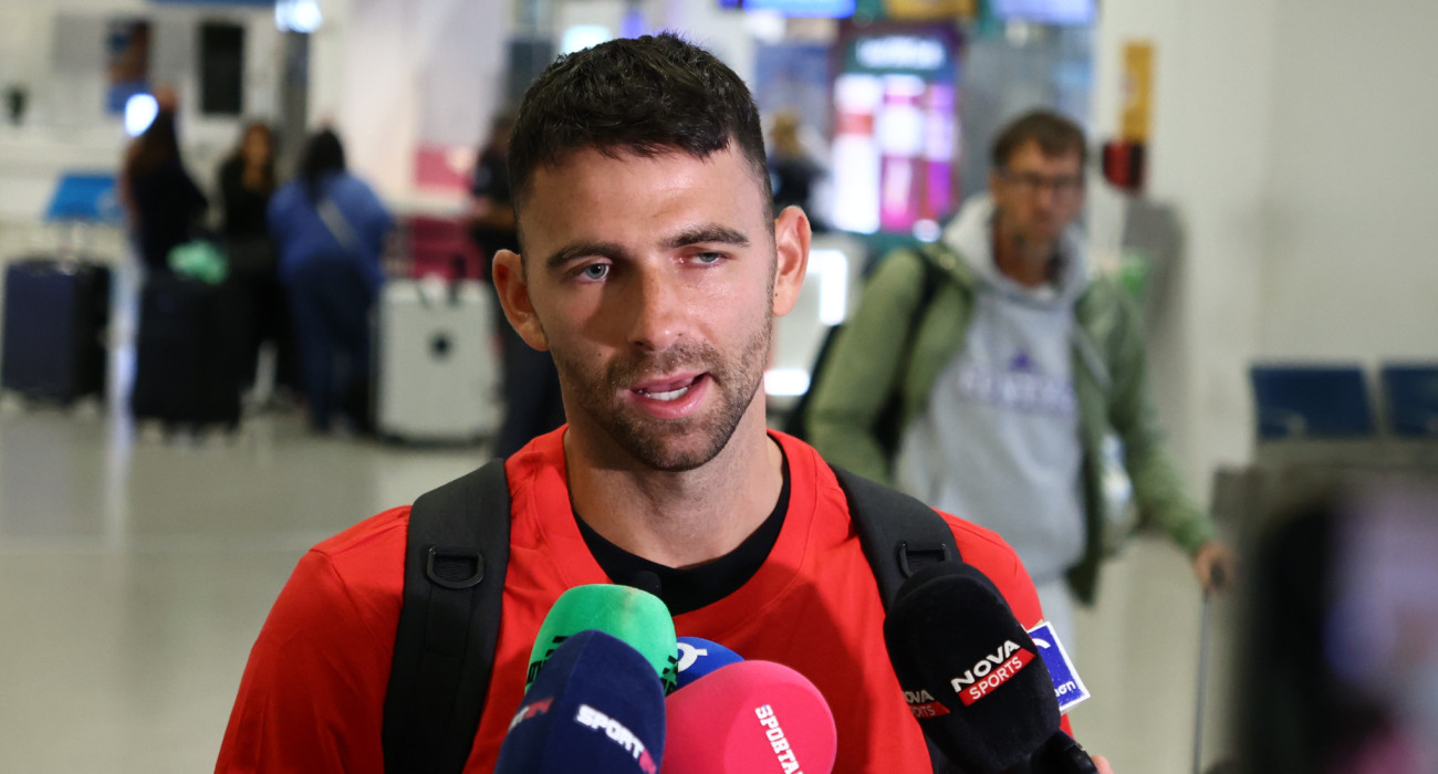 Ο Τζον Κόντσαρ μιλάει στα media, Πηγή: Intime