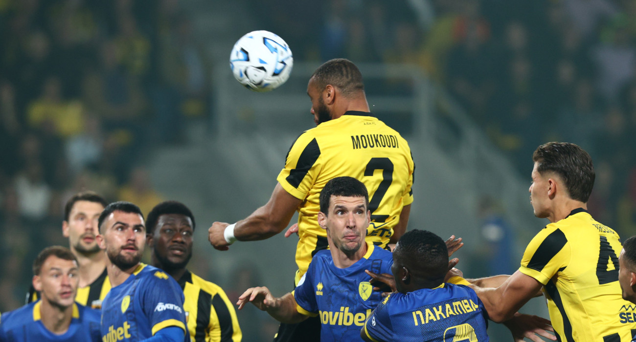 Η κεφαλιά του Μουκουντί για το 1-0 της ΑΕΚ / Πηγή: Eurokinissi
