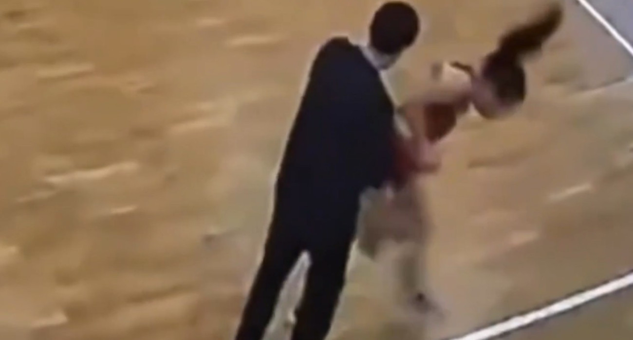 Η στιγμή που ο προπονητής χαστουκίζει την 13χρονη | Screenshot