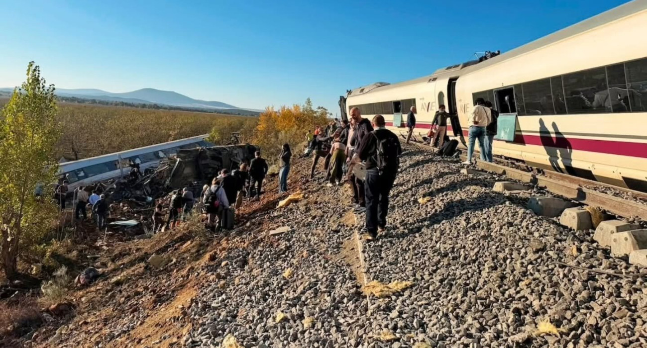 Σύγκρουση τρένων στην Ισπανία/Το σημείο της τραγωδίας (Photo by @1vanta3 via X / Handout/Anadolu via Getty Images)