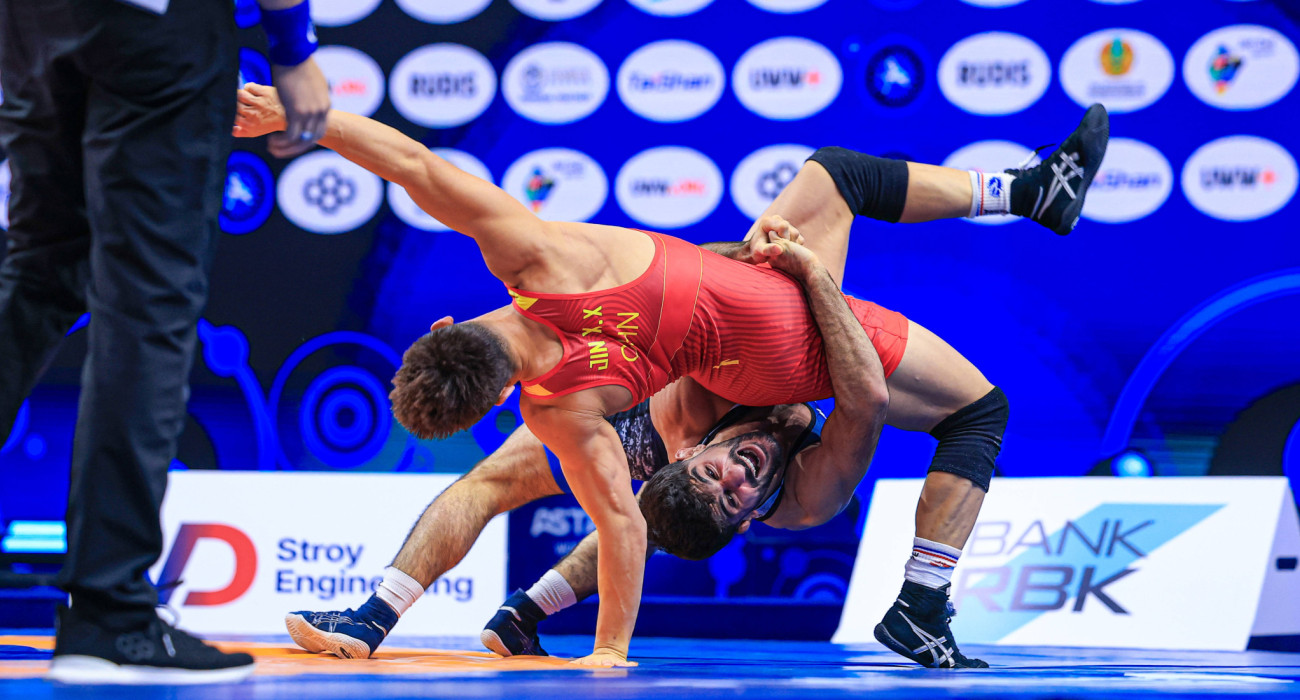 Ο Σαΐντ Εσμαειλί Λεϊβέσι
σε λαβή / Πηγή: IMAGO / United World Wrestling