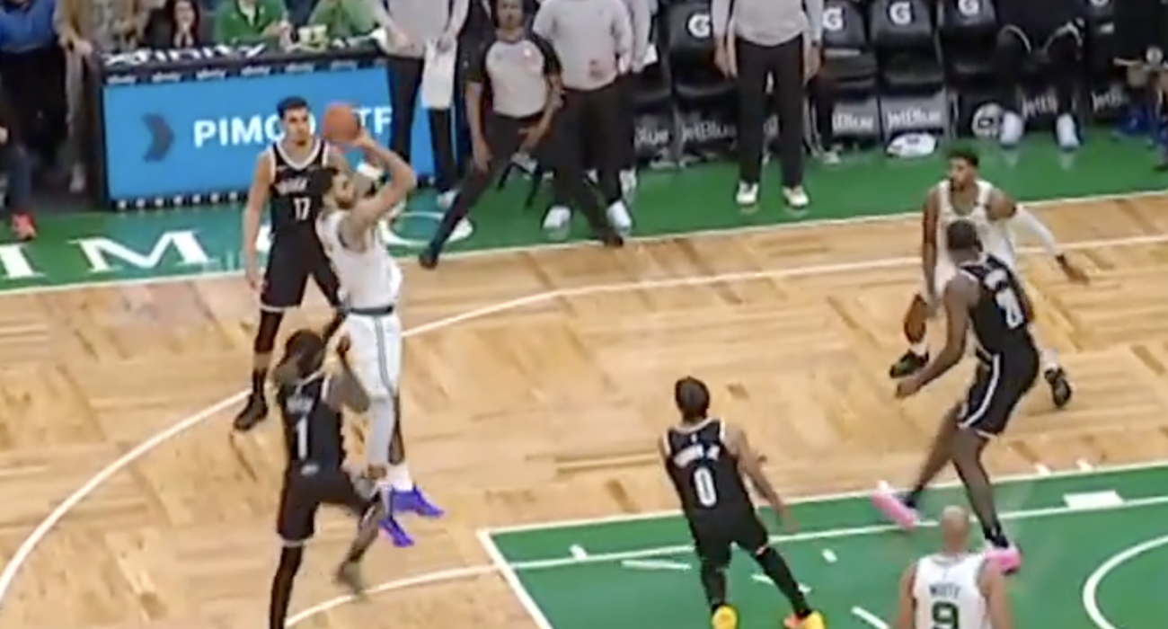 Το buzzer-beater του Τζέισον Τέιτουμ / screenshot