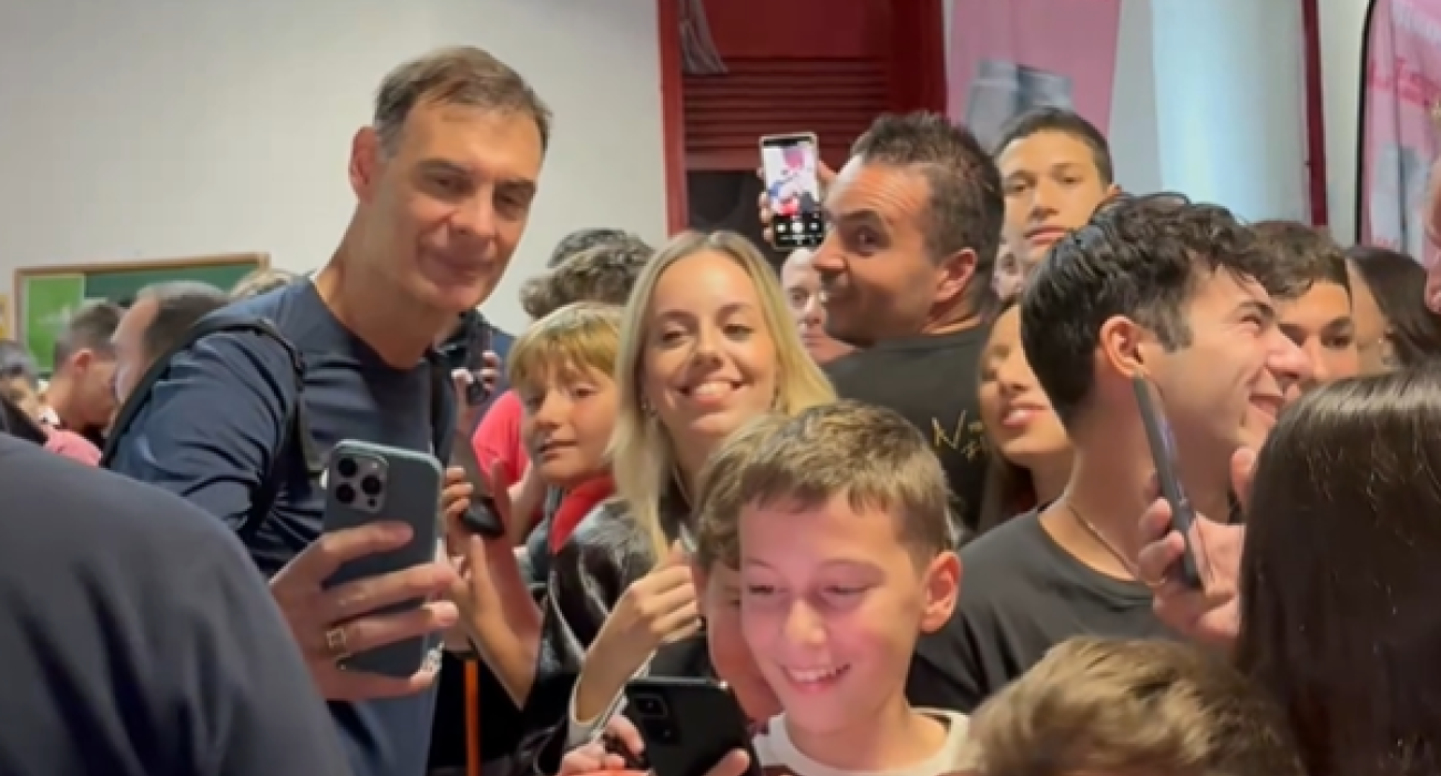 Μοίρασαν αυτόγραφα και χαμόγελα οι παίκτες του Ολυμπιακού κι ο Μπαρτζώκας στην Πάτρα (video)