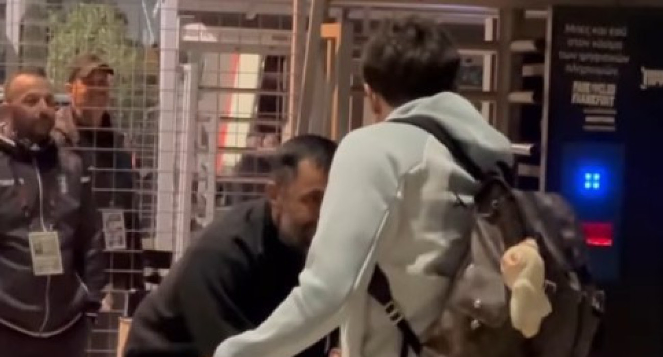 Ο Λάζαρος Ρότα με τον μικρό Γιαννάκη / Screenshot