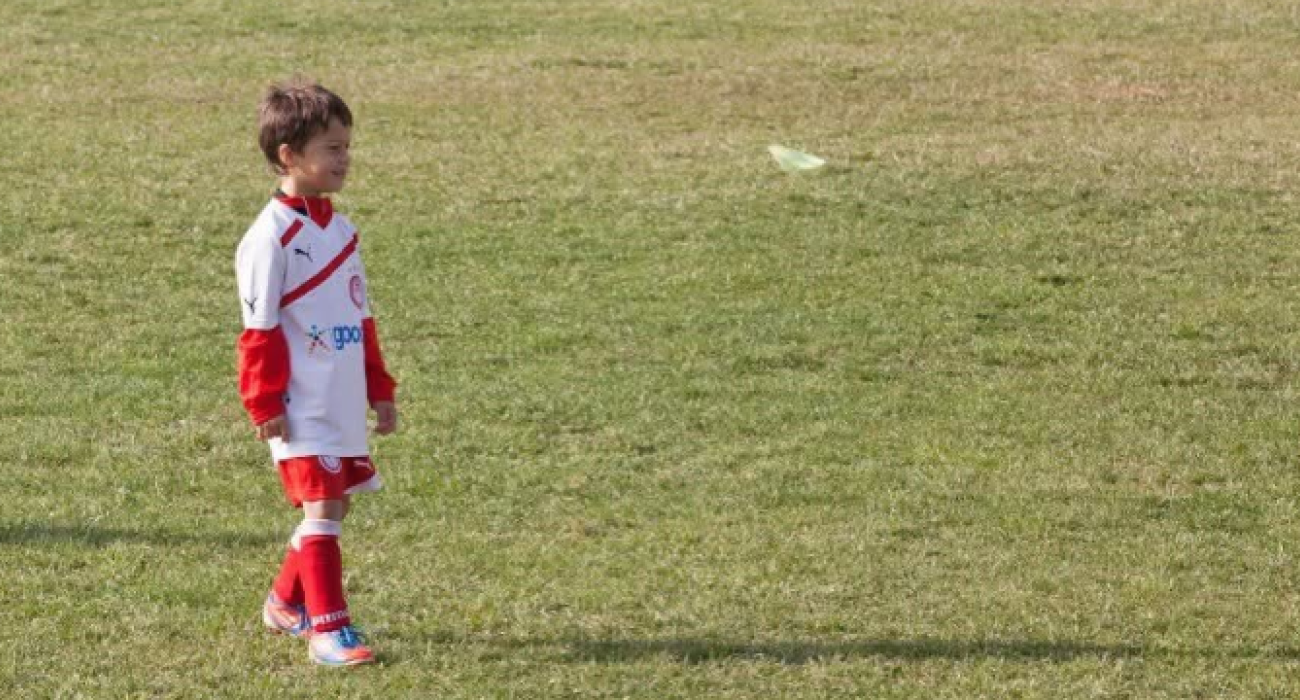 Ο Πασχάλης Τουφάκης σε πολύ νεαρή ηλικία με τη φανέλα του Ολυμπιακού / Πηγή: @pasxalis_toufakis instagram