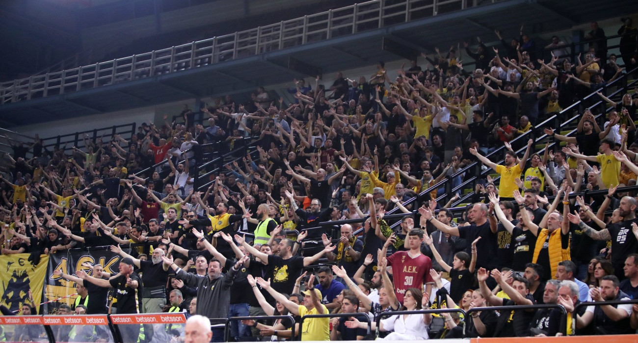 O κόσμος της ΑΕΚ έμεινε στη Sunel Arena για να τραγουδήσει παρά την ήττα (video)