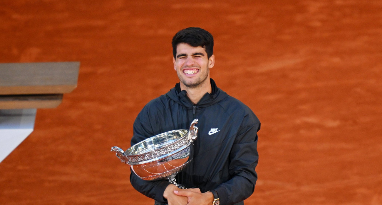 Ο Κάρλος Αλκάραθ με το τρόπαιο του Roland Garros / Πηγή: Getty Images