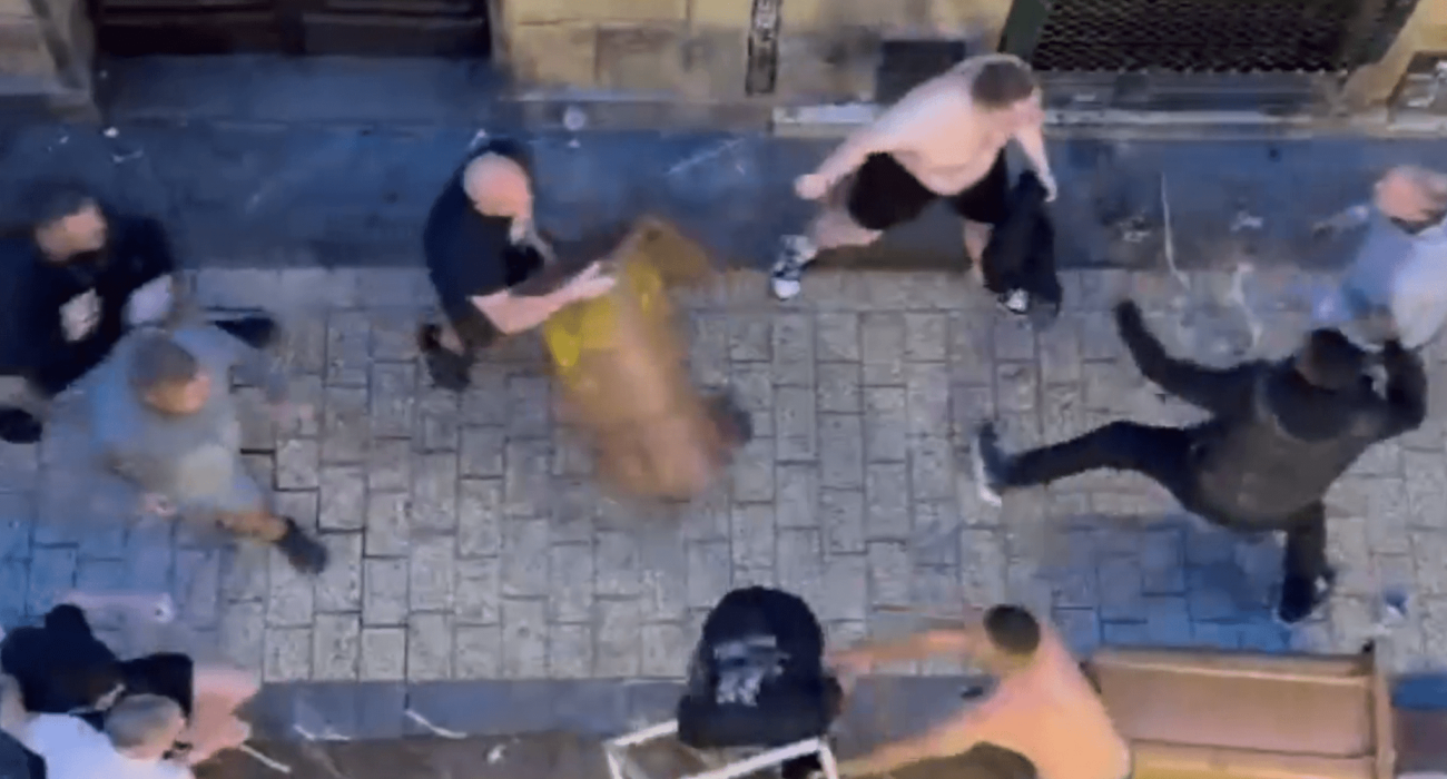 Αγριες συμπλοκές πριν τον τελικό - Χούλιγκαν της Τότεναμ και της Γιουνάιτεντ τα έκαναν «γυαλιά καρφιά»  (video)