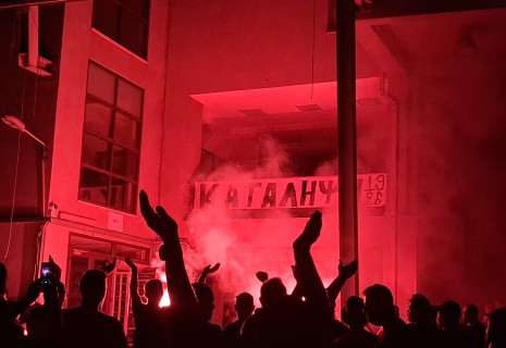 «Ολονυχτία» στην Τούμπα για πώληση του Κωνσταντέλια – Οι οπαδοί του ΠΑΟΚ διαμαρτύρονται (photos)
