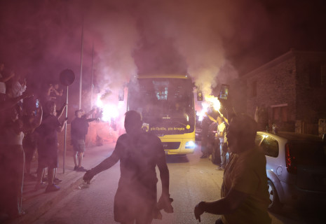 Τα «κλικ» από τη τρομερή υποδοχή των οπαδών της ΑΕΚ στην αποστολή στο Βόλο