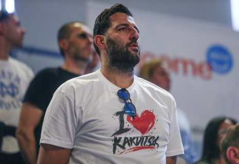 «Bourou travel»: Το επικό μπλουζάκι του Γιάννη Μπουρούση στο Καρδίτσα-Αρης