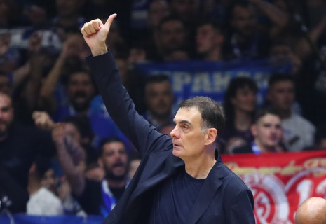 Υβριστικά συνθήματα κατά Μπαρτζώκα από οπαδούς του Ηρακλή - Πώς αντέδρασε ο κόουτς του Ολυμπιακού (video, photos)