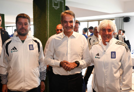 Επίσκεψη Μητσοτάκη στο ξενοδοχείο της Εθνικής: «Εκπλήξατε πολλούς, αλλά όχι τους εαυτούς σας»